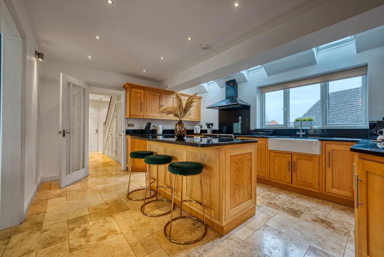 Pheasant House By Timeless Stays - 5 Bedrooms, 2 Bathrooms And A Wc, Foosball Table, Included Parking, Serene Garden, Work-Friendly Environment Cirencester Exteriör bild