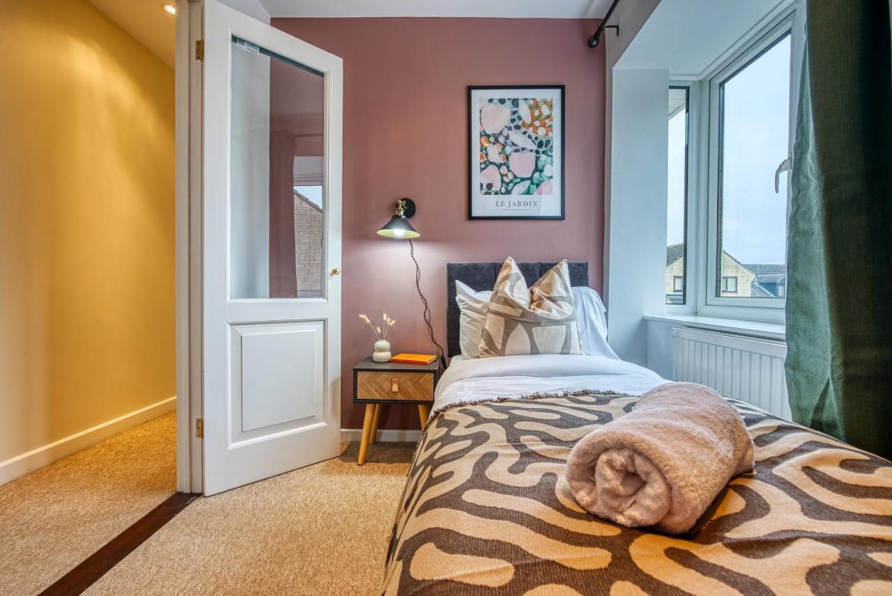 Pheasant House By Timeless Stays - 5 Bedrooms, 2 Bathrooms And A Wc, Foosball Table, Included Parking, Serene Garden, Work-Friendly Environment Cirencester Exteriör bild